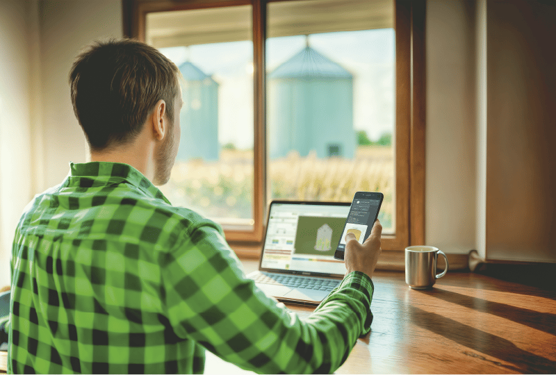 Produtor acompanhando os dados do silo pelo notebook e pelo celular